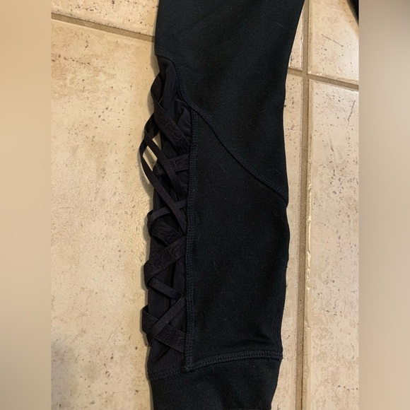 Fabletics Powerhold Black Capri Leggings with Lace-Up/Criss-Cross Detail - XS - Picture 5 of 7